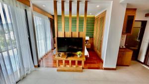 TV a/nebo společenská místnost v ubytování Aonang Phu Dahla Private Pool & Sea View - SHA Plus