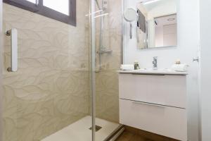 Kúpeľňa v ubytovaní Amazing views Beachfront Apartment with Swimming Pool