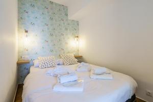 Posteľ alebo postele v izbe v ubytovaní Amazing views Beachfront Apartment with Swimming Pool