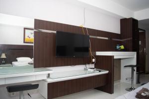 TV a/nebo společenská místnost v ubytování The Cabin Mataram City + 15 fotografií