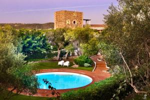 a villa with a swimming pool in a garden at Residence con piscina a Liscia di Vacca, 350 mt dal mare, 3 km da Porto Cervo in Liscia di Vacca +11 photos
