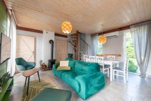ein Wohnzimmer mit einem grünen Sofa und einem Tisch in der Unterkunft Osada Rybacka in Kopalino