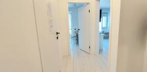 een hal met een witte deur naar een badkamer bij Аэропорт 10 минут in Astana