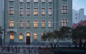 在Allure Hotel & Residence Prague内部或周边骑自行车