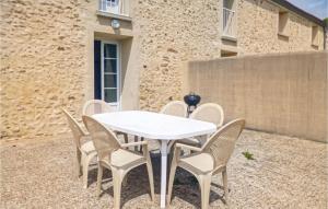 una mesa blanca y sillas frente a un edificio en Gorgeous Home In Vaudoy-en-brie With Wifi, en Vaudoy-en-Brie