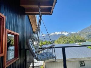 富塔莱乌富Mirlo’s hostel的悬挂在建筑物一侧的秋千