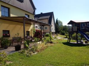 un patio con parque infantil y una casa en Zum-Seiffener-Sprengmeister, en Seiffen