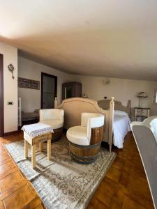- une chambre avec un lit, un canapé et une chaise dans l'établissement Nero Buono, à Cori