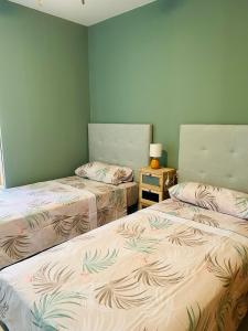 Duas camas num quarto com paredes azuis em La Maison Amarilla Golf em San Miguel de Abona