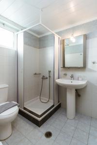 プラタニアスにあるGelina Apartmentsのバスルーム(シャワー、トイレ、シンク付)