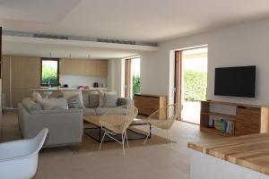 salon z kanapą i stołem w obiekcie Beautiful Mallorca Villa Can Raime 4 Bedrooms Gorgeous Garden Private Pool Palma w mieście Son Sardina