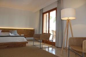 sypialnia z łóżkiem, lampką i krzesłami w obiekcie Beautiful Mallorca Villa Can Raime 4 Bedrooms Gorgeous Garden Private Pool Palma w mieście Son Sardina +18 zdjęć