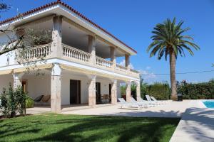 Willa z basenem i palmą w obiekcie Beautiful Mallorca Villa Can Raime 4 Bedrooms Gorgeous Garden Private Pool Palma w mieście Son Sardina