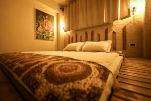 - une chambre avec 2 lits et un tableau mural dans l'établissement Louis Cappadocia, à Uçhisar