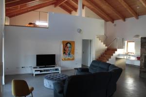 uma sala de estar com um sofá e uma televisão em Monte Bandarro Novo, Country House em Cercal do Alentejo