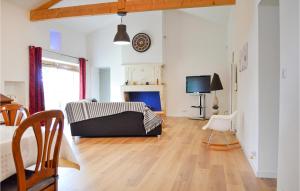 ein Wohnzimmer mit einem Sofa und einem TV in der Unterkunft 3 Bedroom Beautiful Home In Eyrans in Eyrans-de Soudiac