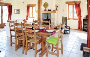 - une salle à manger avec une table et des chaises en bois dans l'établissement 3 Bedroom Beautiful Home In St, Saud Lacoussiere, à Saint-Saud-Lacoussière