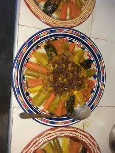 艾本哈杜的住宿－Guest housse Kasbah tifaoute，桌上的盘子,带勺子