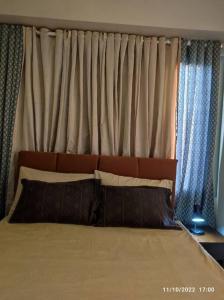 Een bed of bedden in een kamer bij Tranquil palmtree condo
