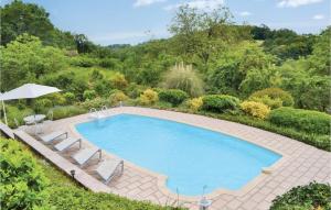 una vista aérea de una piscina con sillas y sombrilla en 1 Bedroom Gorgeous Home In Brantome, en Brantôme