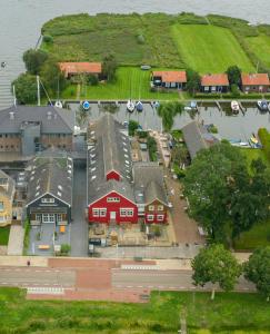 een luchtzicht op een klein stadje met rode huizen bij Landzicht Vakantiehuis aan de Fluessen in Elahuizen