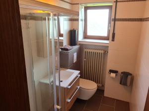 a small bathroom with a toilet and a sink at Gasthaus Paula in Üdersdorf