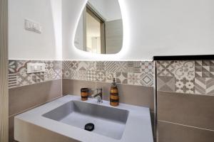 een badkamer met een wastafel en een spiegel bij 4 Passi Mare 2 in Finale Ligure