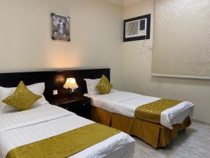 Llit o llits en una habitació de Qasr Aldabab Housing Units