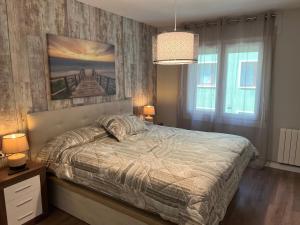 a bedroom with a bed and a painting on the wall at GRAN COLL BLANC Confort in Pas de la Casa