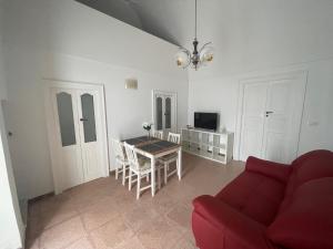 sala de estar con sofá rojo y mesa en Casa Vacanze Zingari en Minervino Murge