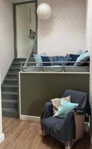 een kamer met 2 stapelbedden en een stoel bij Landzicht Vakantiehuis aan de Fluessen in Elahuizen