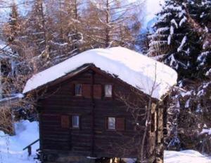 uma cabana com neve em cima em Hütte/ Chalet MAZOT ein umgebauter alter Kornspeicher em Verbier