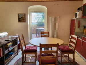 a kitchen with a table and chairs in a room at Fachwerkhaus Maxen in Müglitztal