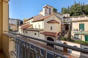 balcone con vista sulla città. di 4 Passi Mare a Finale Ligure