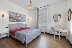 una camera con letto, tavolo e specchio di 4 Passi Mare a Finale Ligure