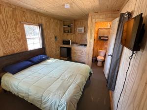 En eller flere senger på et rom på Reflection Cabin on Lake Godstone