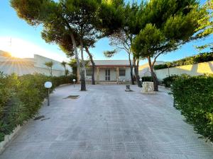 a driveway with trees in front of a building at Villa Luce in Torre rinalda