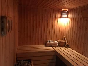 una habitación con una sauna con luz en ella en Chalet Peloton, en La Chapelle-dʼAbondance