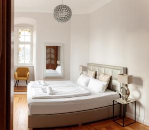 Una cama o camas en una habitación de Schlosshotel Erwitte