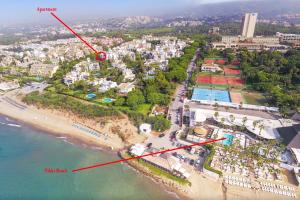 een luchtzicht op een strand met een rode pijl bij SF Marbella Luxury Beach Apartment - Jardines de las Golondrinas in Marbella