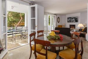een eetkamer met een tafel en stoelen en een woonkamer bij SF Marbella Luxury Beach Apartment - Jardines de las Golondrinas in Marbella