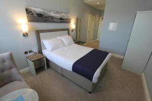 Een bed of bedden in een kamer bij Yarrow Hotel