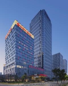 un edificio alto con un cartel encima en Wanda Realm Changzhou, en Changzhou