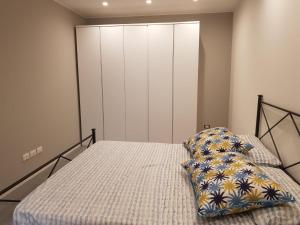 een slaapkamer met een bed en een witte kast bij Costa del Sole Furci in Furci Siculo