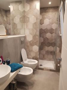 een badkamer met een toilet en een glazen douche bij Costa del Sole Furci in Furci Siculo