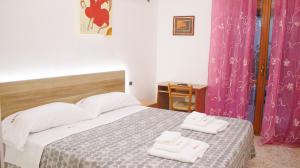CapursoにあるColazione Inclusa - B&B Meteoraのベッドルーム1室(ベッド1台、タオル2枚付)