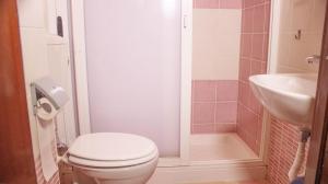 CapursoにあるColazione Inclusa - B&B Meteoraのバスルーム(トイレ、洗面台付)