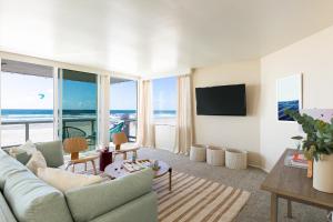 ein Wohnzimmer mit einem Sofa und Meerblick in der Unterkunft Belmont by AvantStay 3BR Home on Mission Beach Ocean Views in San Diego