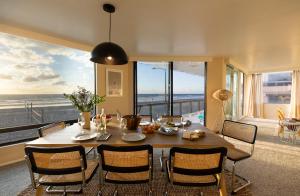 ein Esszimmer mit einem Tisch und Meerblick in der Unterkunft Belmont by AvantStay 3BR Home on Mission Beach Ocean Views in San Diego