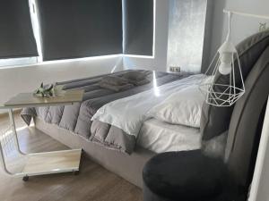 Una cama o camas en una habitación de Apt w/ View of OlympusZeusTemple/4BEDR-3BATH-2KITC